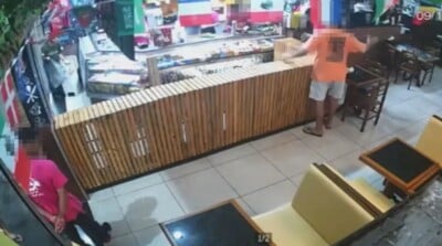 Garçom é agredido após discussão por R$ 2 de bolinho virar briga (Foto: Reprodução/TV Globo)