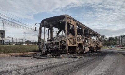 Quatro ônibus foram consumidos pelas chamas Carcaças de ônibus queimados e delegacia apedrejada vandalismo em Brasília