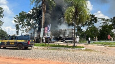 Carretas pegaram fogo após colisão frontal na BR-153. (Foto: divulgação/PRF)