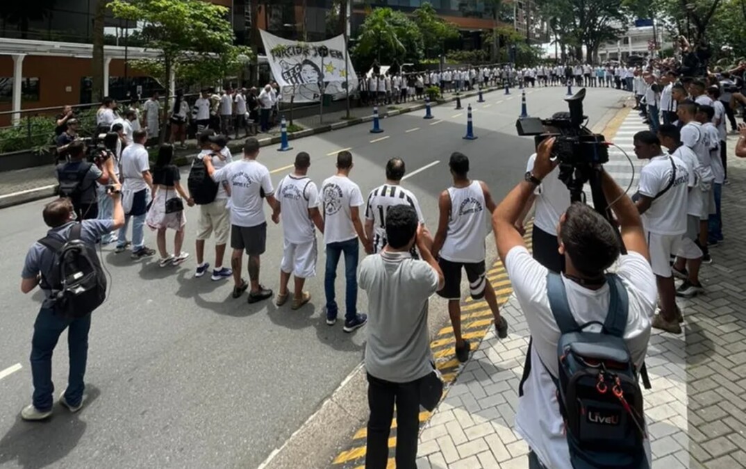 Torcida do Santos em frente ao hospital em que Pelé está internado