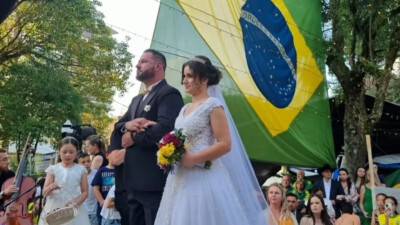 Casados em manifestação, Rodrigo Tramontim e Jesarela Carvalho dizem que só vão embora "quando tudo acabar". (Foto: arquivo pessoal)