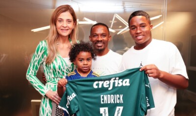 Endrick com o pai e a presidente do Palmeiras