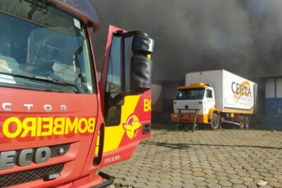 Galpão em Aparecida de Goiânia pega fogo