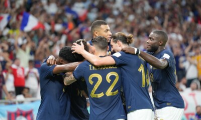 Jogadores da França comemoram gol contra Polônia