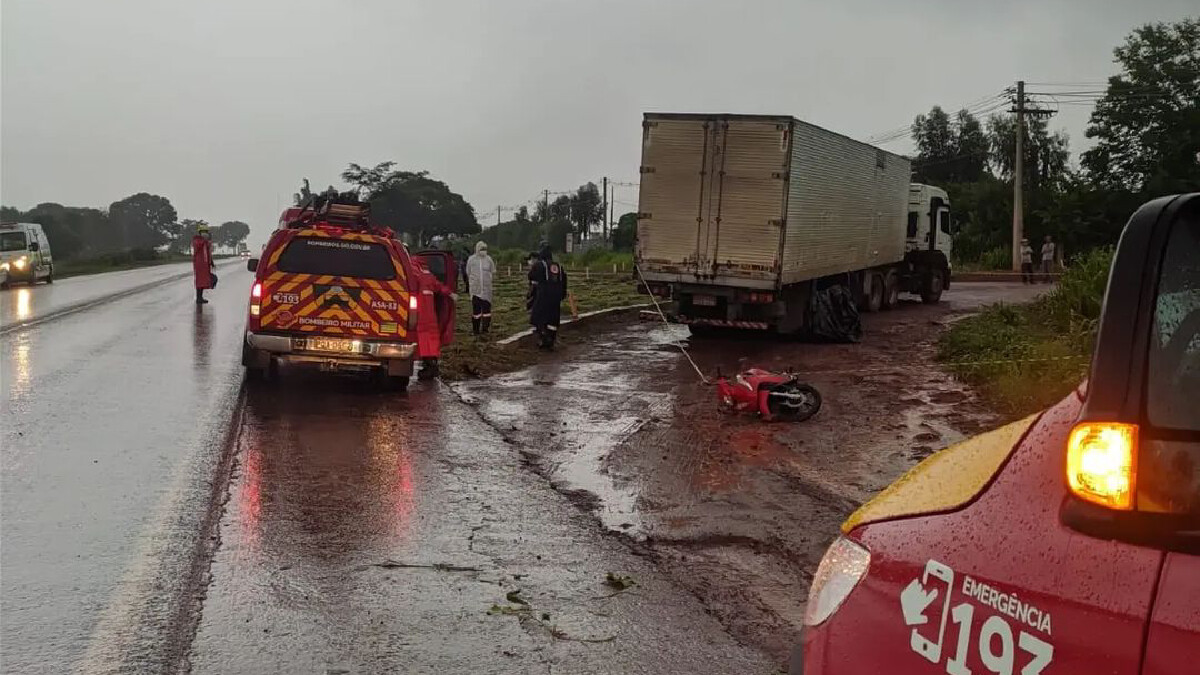 Motociclista tentou ultrapassar a carreta pela direita, no momento em que o caminhoneiro fazia uma conversão para a mesma direção