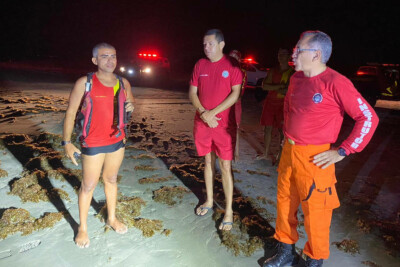 Bombeiro nada no mar por quatro horas após ficar desaparecido no CE
