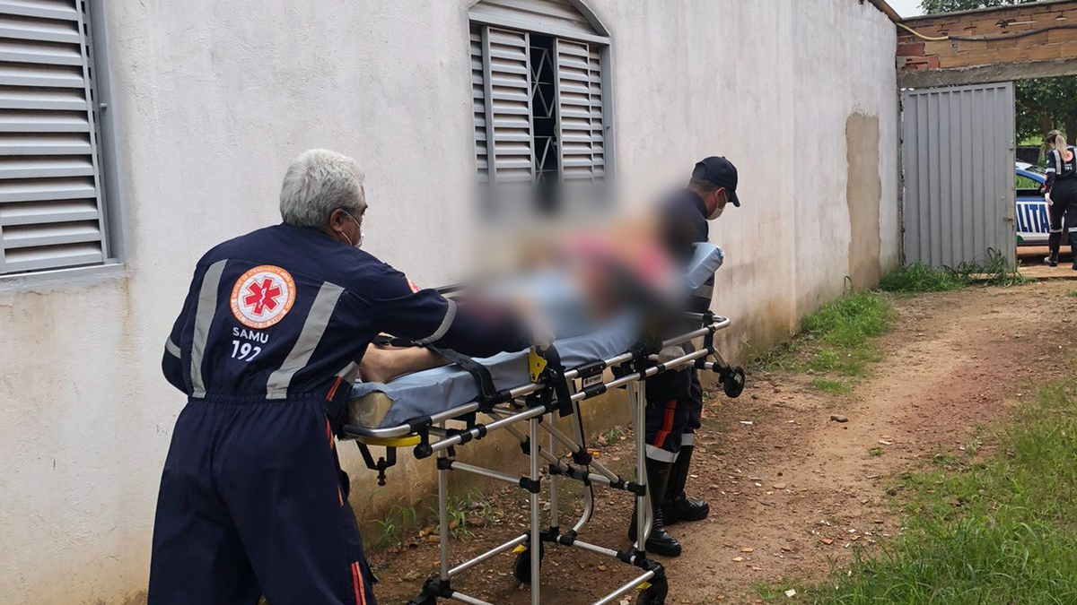 A Polícia Militar (PM) prendeu um homem suspeito de manter a esposa em cárcere privado e, ainda, deixar duas crianças sujas e com fome, em situação de maus-tratos. Prisão aconteceu nesta quarta-feira (14), na cidade de Hidrolândia, na região metropolitana de Goiânia.