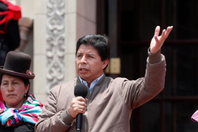 Presidente do Peru tenta fechar o Congresso, mas é destituído e preso sob acusação de golpe de Estado