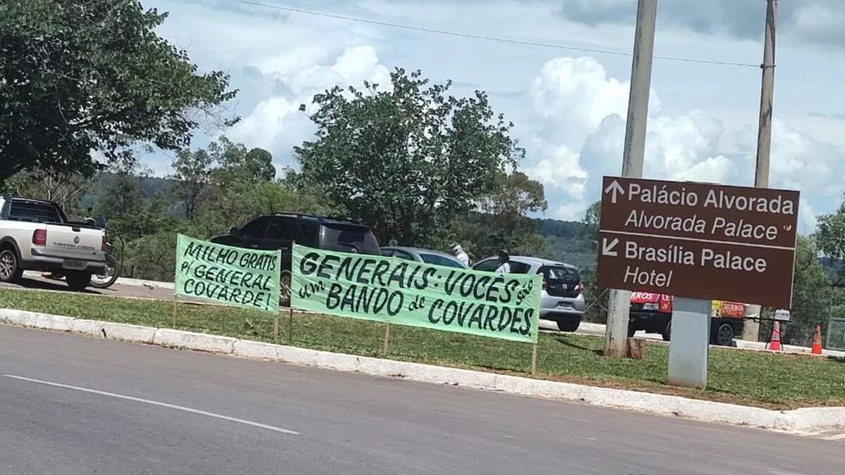 Bolsonaristas deixam recado próximo ao Palácio da Alvorada para generais: 