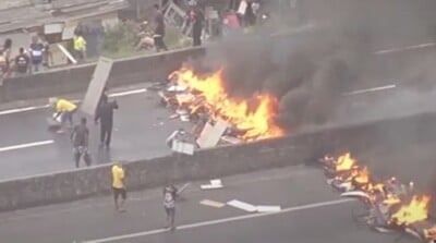 Manifestação fecha trecho da Dutra no sentido São Paulo