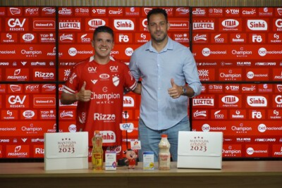 Diego Renan em apresentação no Vila Nova