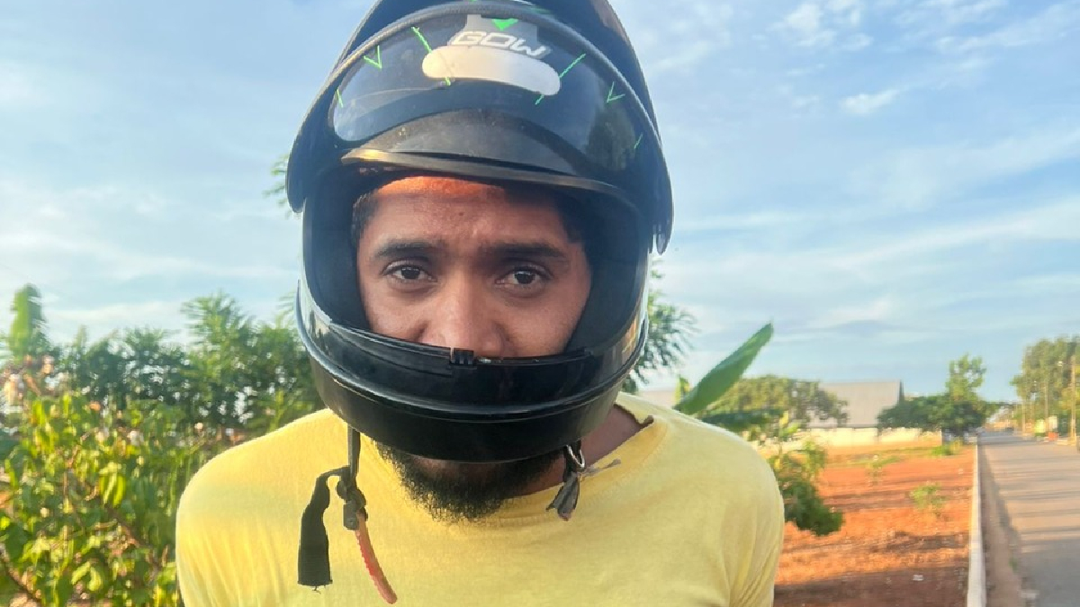 No momento da abordagem, homem dirigia a moto descrita pelas vítimas, assim como o capacete preto
