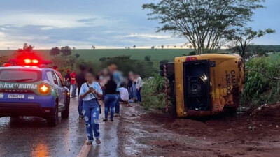 Um ônibus escolar capotou na GO-164 e deixou 13 pessoas feridas, na tarde desta terça-feira (13), entre os municípios de Paranaiguara e Quirinópolis. Chovia bastante no momento do acidente e, segundo o Corpo de Bombeiros, a pista molhada pode ter influenciado para que o condutor perdesse o controle da direção.