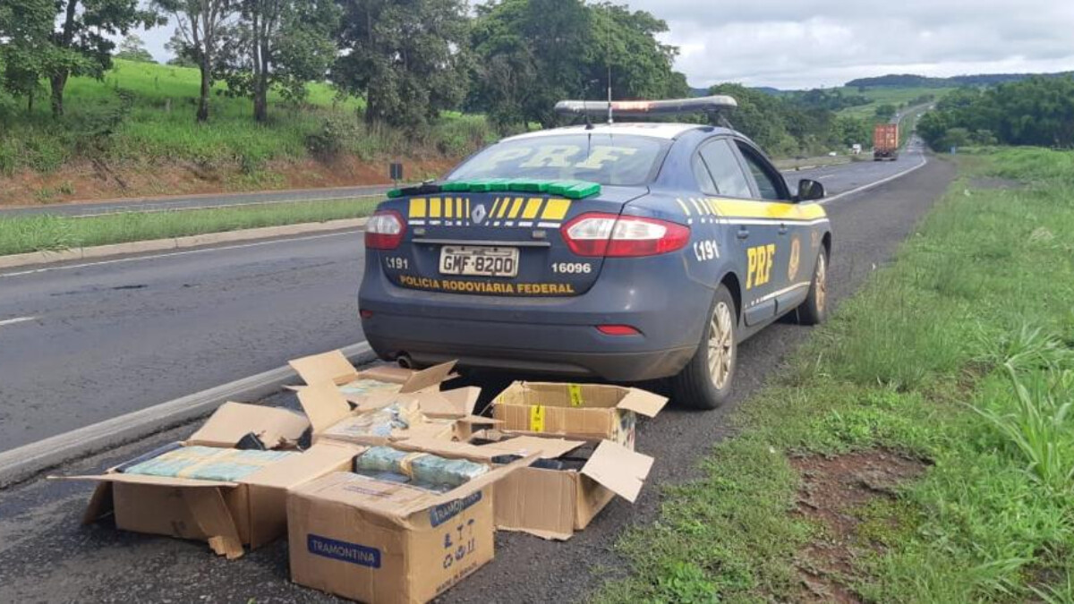 Droga estava estava escondida na cabine de um caminhão, que estava atrapalhando o trânsito (Foto: Divulgação - PRF)