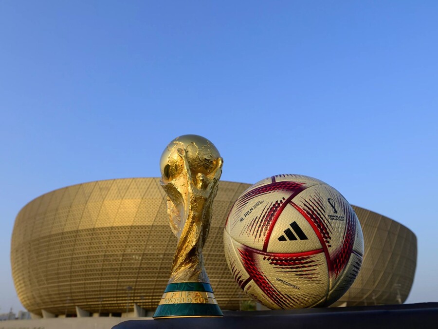 Trofeu e Bola da reta final da Copa do Mundo 2022