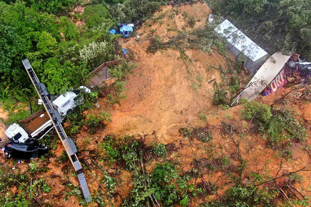 Chuva dá trégua, e busca por soterrados há três dias é retomada no PR