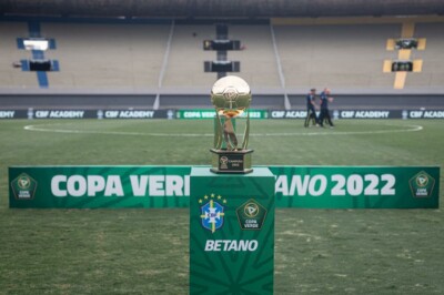 Taça e totem da Copa Verde 2022