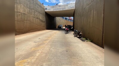 Motociclista morre após bater de frente em ultrapassagem e ser atropelado em seguida em Goiânia