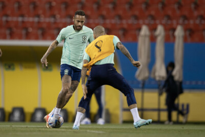 Neymar sendo marcado por Daniel Alves em treino da seleção