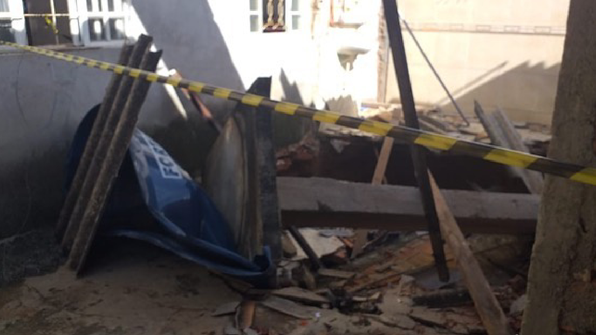 Com a explosão, abriu-se um buraco que engoliu parte do banheiro e um pilar que sustentava a caixa d'água.