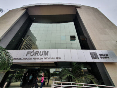 Acusado de tentar matar a ex com facada no peito é julgado no Fórum Criminal de Goiânia. (Foto: divulgação/Arthur Zeferino)