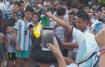 Torcedores argentinos colocando fogo em bandeira do Brasil