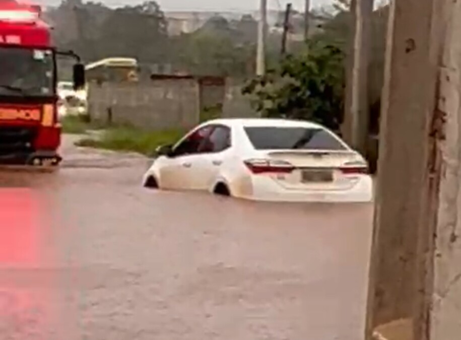 Bombeiros resgatam família de carro preso em rua alagada durante chuva em Águas Lindas (GO)