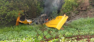 Piloto chegou a ser resgatado após a queda do avião agrícola, mas não resistiu. (Foto: reprodução/redes sociais)