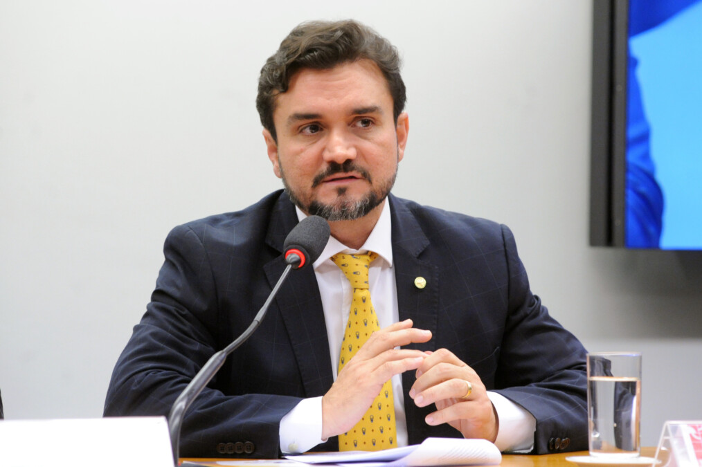 Sabino entrega carta de demissão a Lula após ultimato do União Brasil, mas ainda tenta ficar