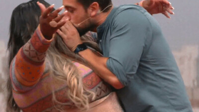 Rafael Cardoso beija Jojo Todynho ao vivo durante 'Central da Copa'