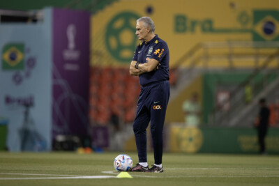 Treinador Tite na beira do gramado durante treinamento