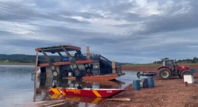 Barco que afundou no Lago das Brisas ficou parcialmente danificado. (Foto: divulgação/Corpo de Bombeiros)