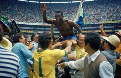 Pelé em comemoração por título da seleção brasileira