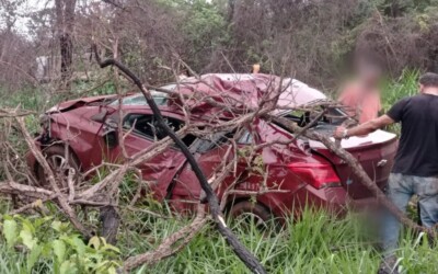 marido e o filho da vítima também estavam no carro Mulher morre após bater o carro em árvores na BR-158, em Perolândia