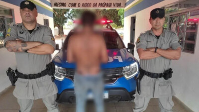 A Polícia Militar (PM) prendeu um homem suspeito de agredir o próprio filho, de apenas 16 anos, com uma enxada. Prisão e crime ocorreram nesta quinta-feira (15), na cidade de Itapirapuã, na região Oeste de Goiás.