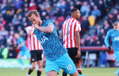 Kane comemora gol do Tottenham no retorno do Campeonato Inglês