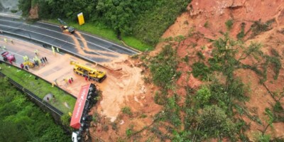 Duas pessoas morreram e cerca de 30 estão desaparecidas Veja antes e depois do local do deslizamento na BR-376, no PR