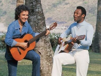 Pelé toca violão ao lado de Roberto Carlos