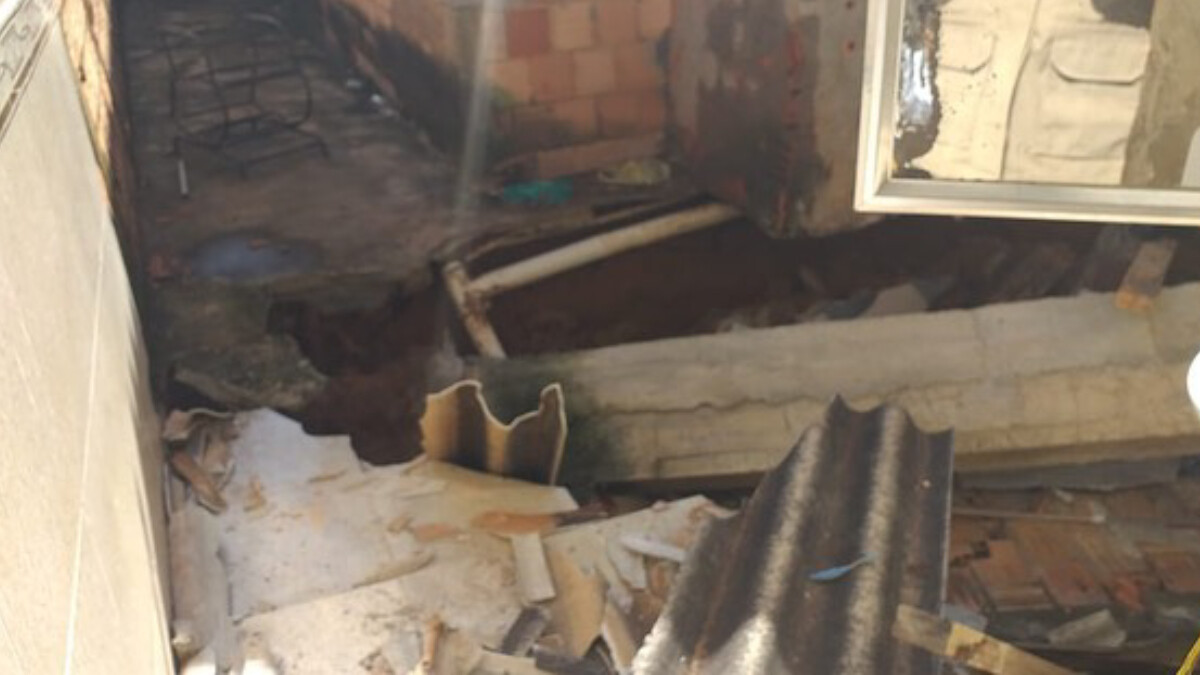 Uma cisterna desativada explodiu nesta quarta-feira (14) em uma casa situada no Parque Estrela Dalva IX, no Jardim Ingá, em Luziânia. Segundo o Corpo de Bombeiros, a explosão afetou aproximadamente 15 metros quadrados do imóvel, tendo 