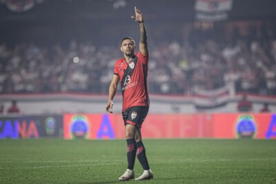 Wellington Rato comemorando gol de pênalti contra o São Paulo, no Morumbi
