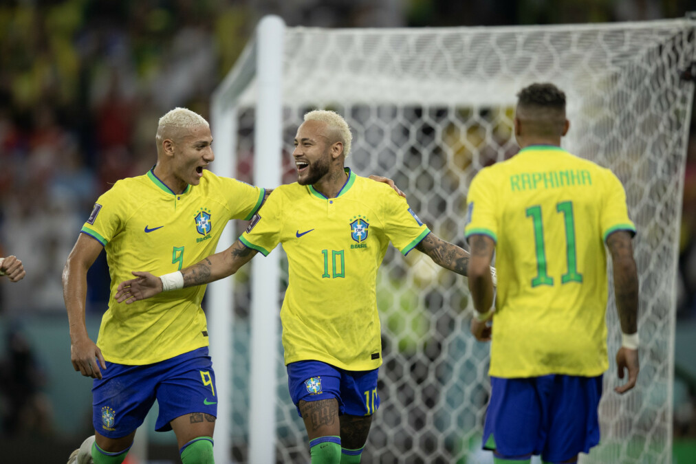 Neymar comemorando gol marcado ao lado de Richarlison e Raphinha