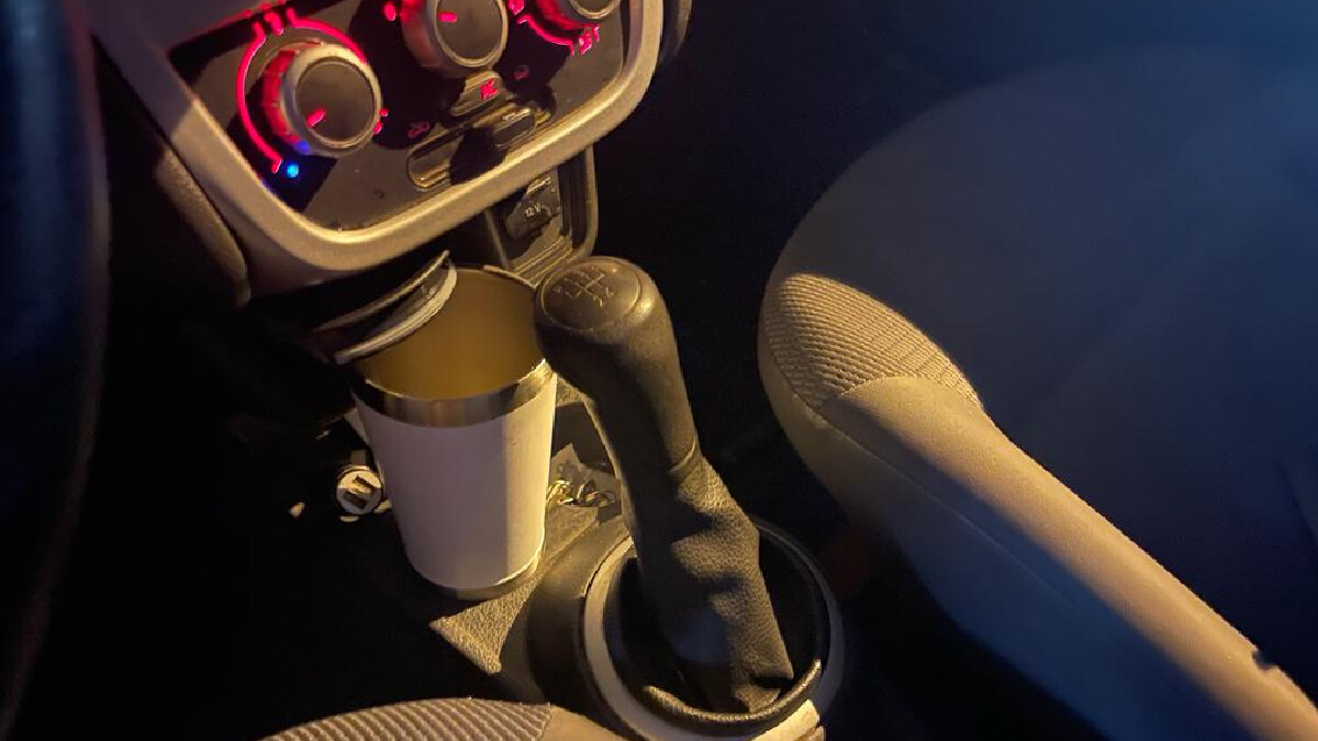 De acordo com a Polícia Civil, o condutor apresentava sinais de embriaguez, tendo sido encontrado até mesmo um copo térmico com bebida alcoólica dentro do seu veículo após a colisão.