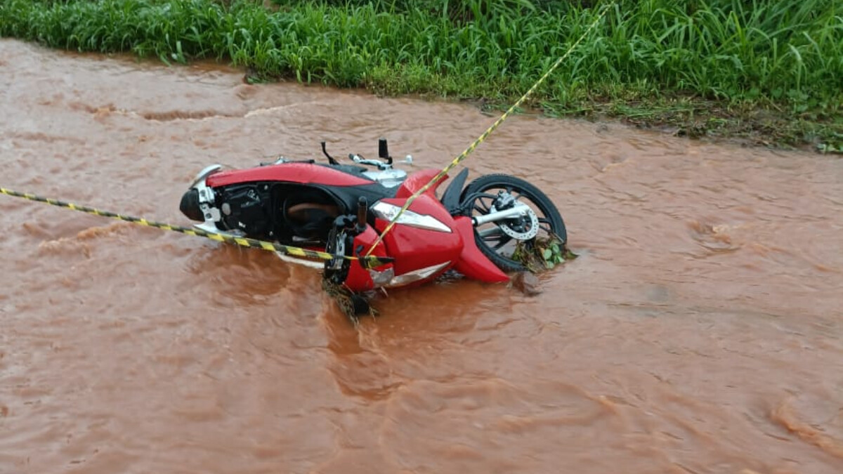 Um motociclista de 39 anos morreu após tentar ultrapassar uma carreta na BR-153, na tarde desta quarta-feira (14). De acordo com a Polícia Rodoviária Federal (PRF), o acidente aconteceu na cidade de Rialma, região Central de Goiás.