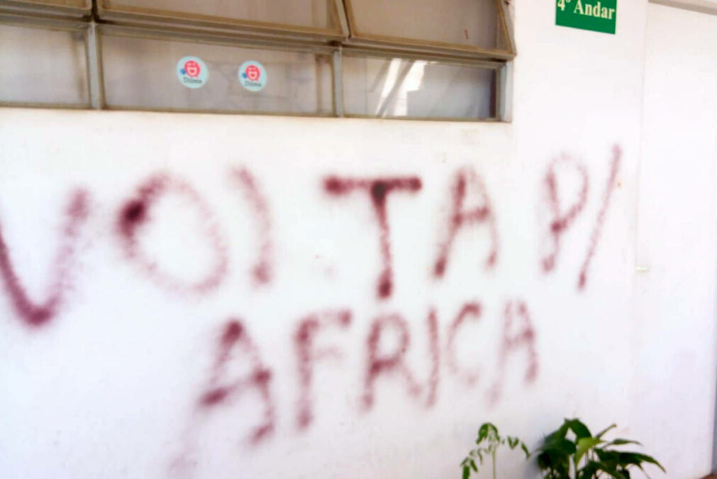 Frase 'Volta P/ África' foi registrada em parede do alojamento estudantil; universidade diz que trabalha para identificar autoria