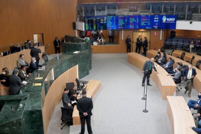 Assembleia aprova aumento de salário dos deputados goianos com um voto contrário