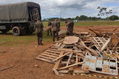 Ação ocorre a quatro dias da posse de Lula Bolsonaritas impedem tentativa de acabar com acampamento no QG do exército, em Brasília; vídeos