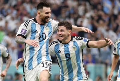 Messi e Julián Ávarez comemoram gol da Argentina