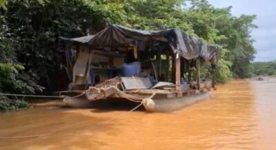 Balsas usadas na extração ilegal de ouro foram localizadas pela PM, no Rio Claro. (Foto: divulgação)