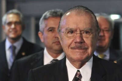 Aos 93 anos, ex-presidente Sarney cai e tem fraturas