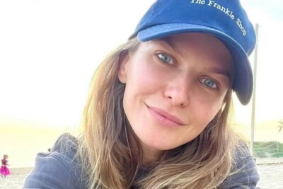 Mulher de Robert Lewandowski publicou registro no Instagram Anna Lewandowska exibe abdômen trincado em foto de biquíni